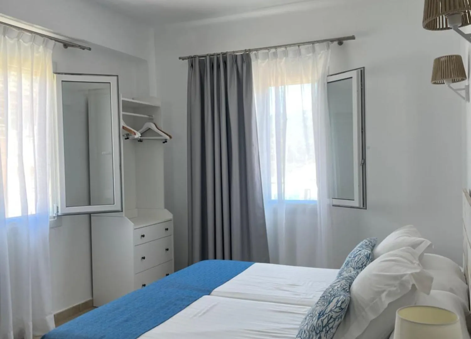 Hostal Dragonera Sant Elm Guest house